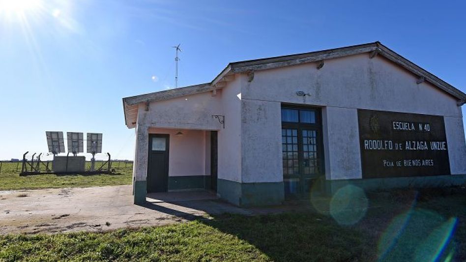 La Dirección Provincial de Energía informó recientemente que finalizó la conexión de paneles solares fotovoltaicos para 11 escuelas rurales de los municipios de Azul y Las Flores. 