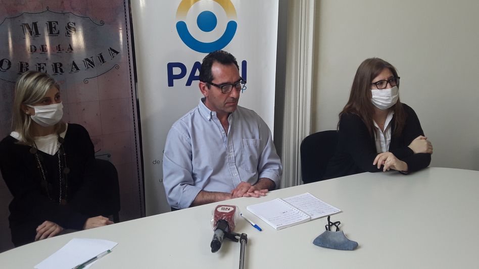 Mariela Bianco, Nelson Sombra y Laura Aloisi durante un tramo de la charla con la prensa.