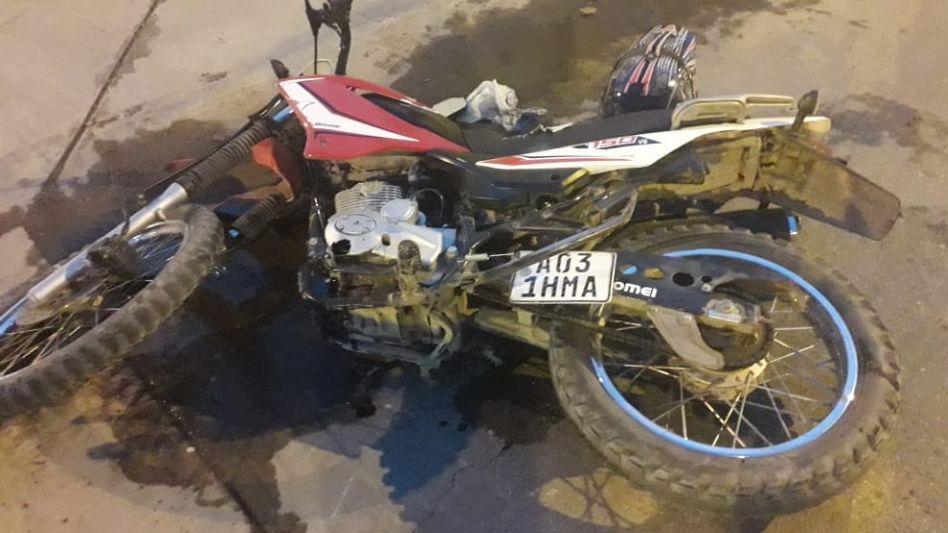 La moto que conducía la víctima de este siniestro vial. La mujer tuvo que ser llevada al hospital. CPA AZUL/PBA