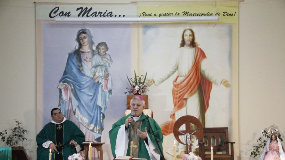 Ayer a las 20 se ofició la misa en el templo parroquial de Catedral presidida por el Padre Rafael y el Obispo Oscar Sarlinga.    ANGIE DÍAZ JACQUOT 