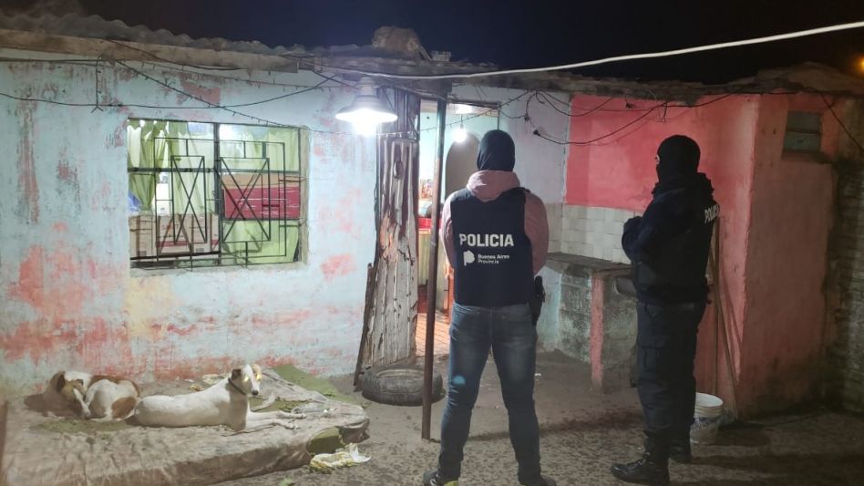 En uno de los departamentos de un complejo habitacional llamado ?El Conventillo? la Policía aprehendió al changarín que ahora está detenido, acusado de vender drogas. FOTOS: EPDS AZUL/PBA