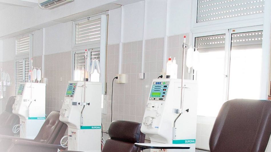 El atraso en el pago que una obra social nacional tiene con los institutos médicos privados de hemodiálisis pone en riesgo la continuidad de los centros nefrológicos. 