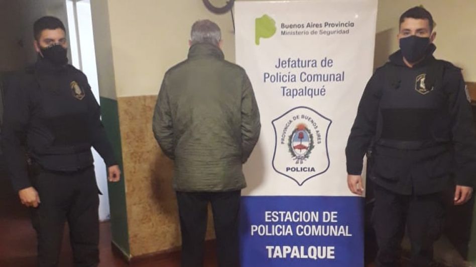 Néstor Hirtz, de espaldas. La imagen corresponde a cuando fuera arrestado por este homicidio. Ahora le fue dictada la prisión preventiva. ARCHIVO/EL TIEMPO