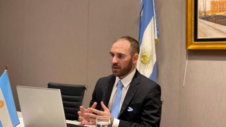 Guzmán reconoció que el Gobierno evalúa un aumento de naftas para "recuperar YPF"