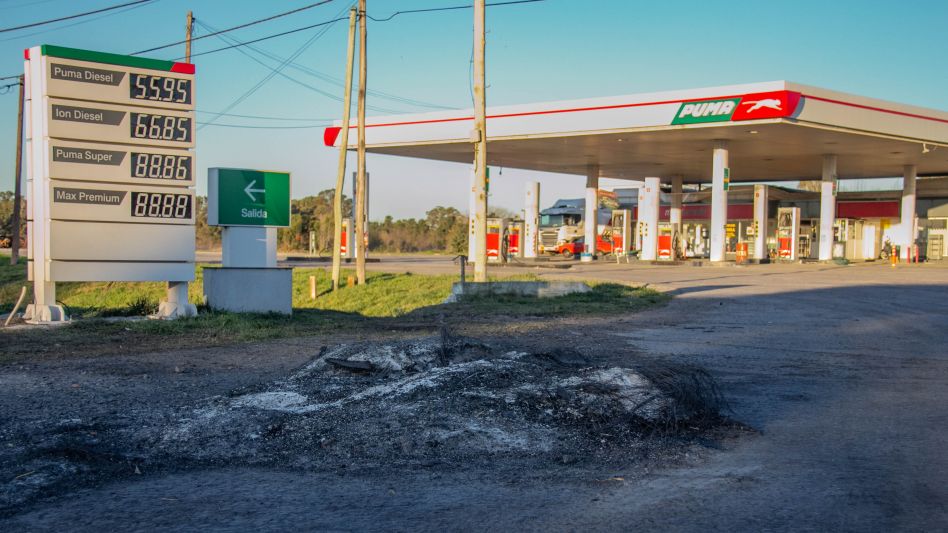 Este viernes 14 de agosto a las 11 hs se realizará una audiencia donde se puede llegar a definir la situación de los cinco trabajadores de la estación de servicio Puma. ANGIE DÍAZ JACQUOT