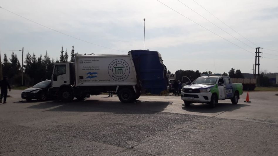 Chocaron un auto y un camión