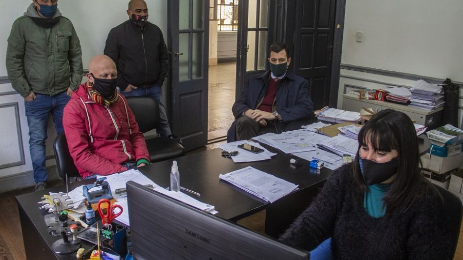 Ayer al mediodía tuvo lugar una audiencia en la delegación local del Ministerio de Trabajo, para buscar destrabar el conflicto que pone en riesgo cinco fuentes laborales en Azul. NICOLAS MURCIA