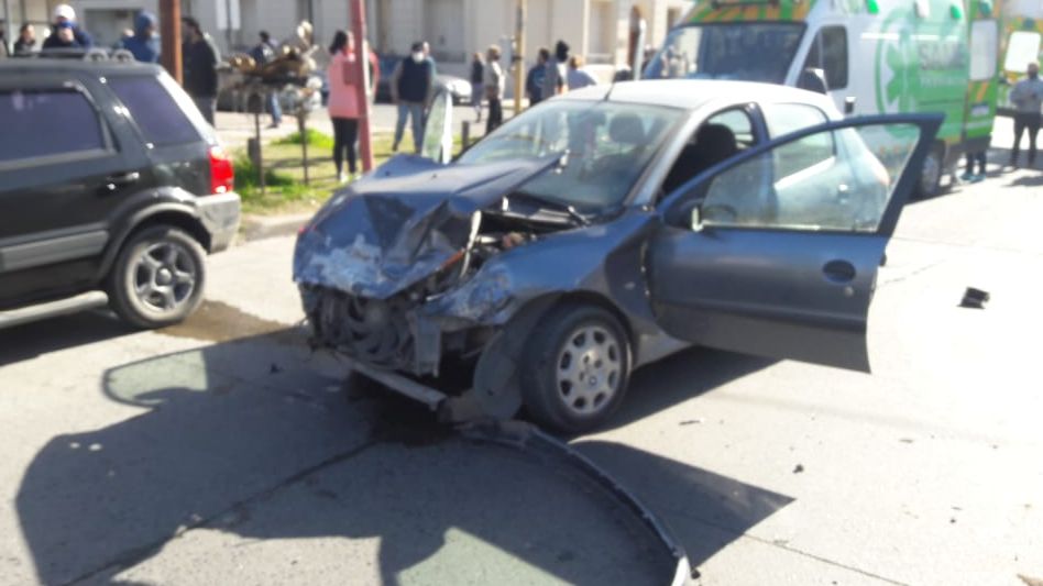 Choque entre un móvil de la Federal y un auto
