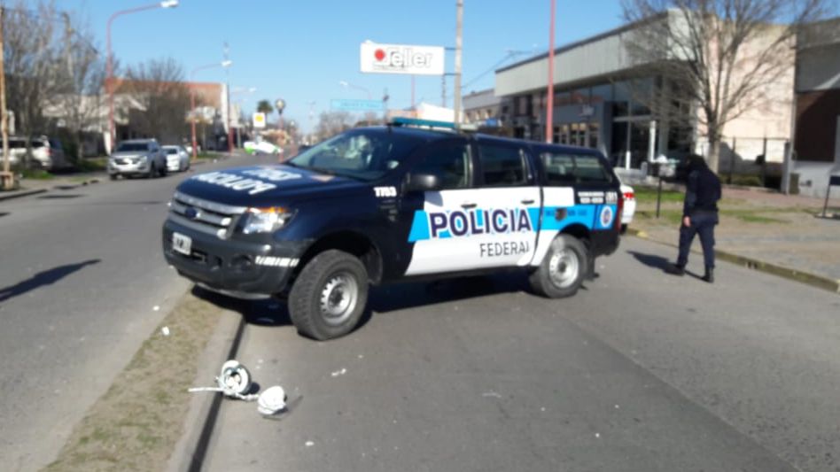 Choque entre un móvil de la Federal y un auto