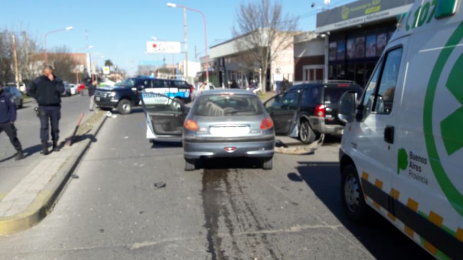 Choque entre un móvil de la Federal y un auto