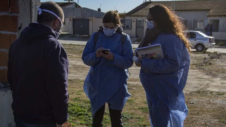 Ayer desde la Comuna se llevó adelante un trabajo de abordaje territorial en el barrio Bidegain, para detectar casos sospechosos de COVID-19. NICOLAS MURCIA