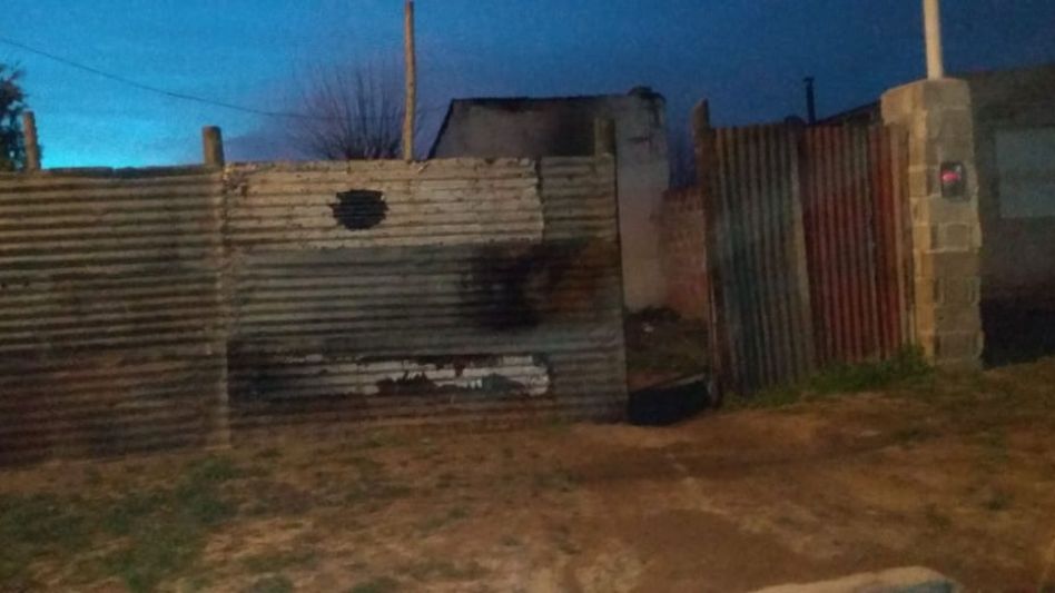 Atacaron a un hombre   e incendiaron su casa