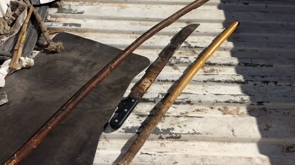 Un machete y otros elementos. Los incautó la Policía luego de que este hecho sucediera durante las primeras horas de la mañana de ayer. SECCIONAL PRIMERA AZUL/PBA