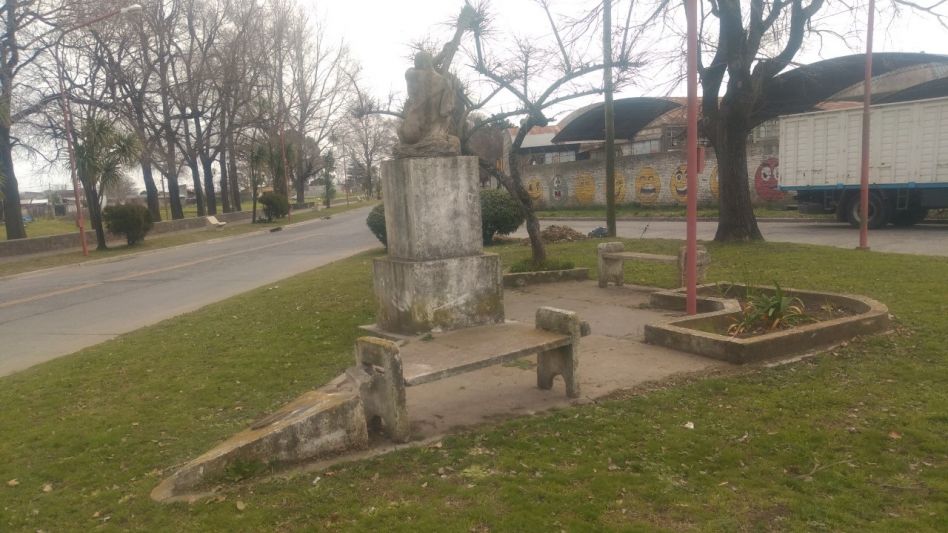 Los concejales señalaron que el espacio público presenta en la actualidad un estado de deterioro, siendo necesaria la intervención por parte del municipio para colocarlo nuevamente en valor.