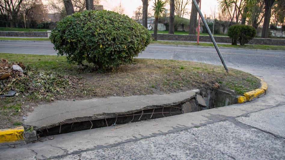 La boca de tormenta ubicada sobre la plazoleta representa un verdadero riesgo para los vecinos que circulan por la zona o que visitan la plaza. ANGIE DÍAZ JACQUOT