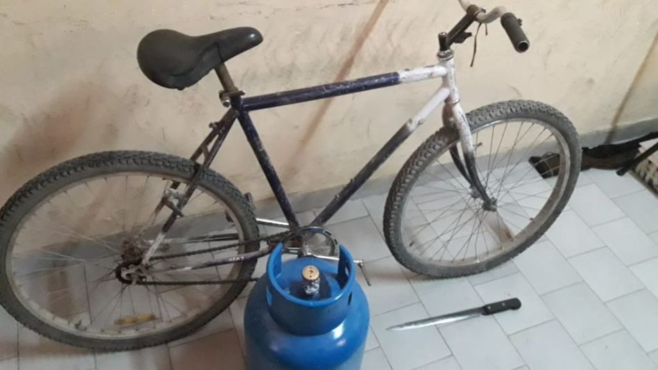 La casa fue incendiada el sábado, después de que el hombre que allí vive fue atacado a golpes. En la imagen, elementos incautados hoy lunes en los allanamientos. FOTO: EPDS AZUL/PBA