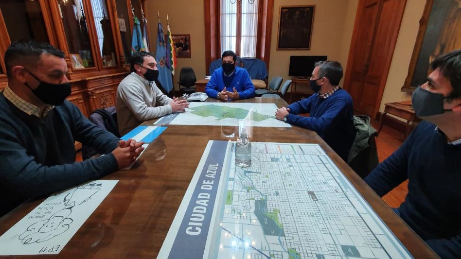 La reunión que mantuvieron autoridades de la Escuela con funcionarios municipales y hablaron sobre el proyecto de las cámaras térmicas. 