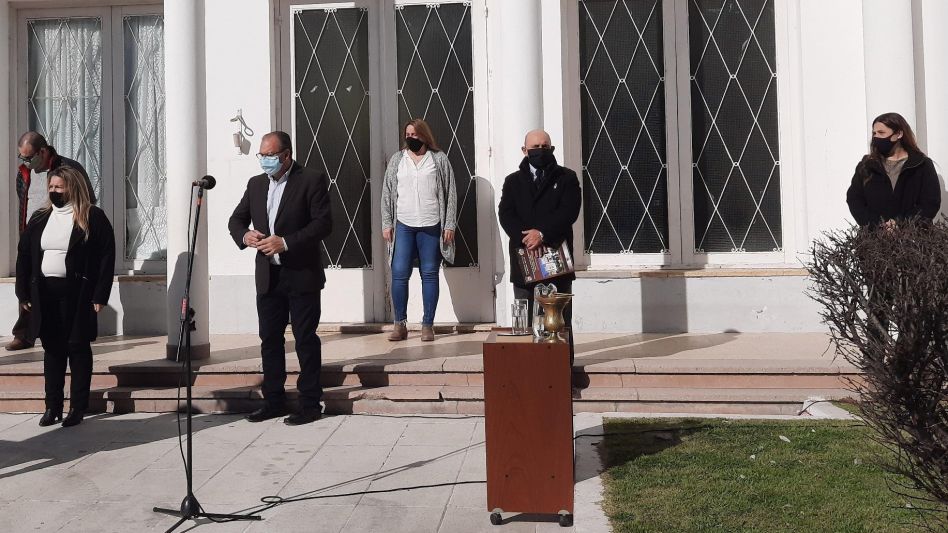Ayer a la mañana se realizó el acto conmemorativo del 170 aniversario del fallecimiento del General San Martín, en el veredón de la Escuela N° 1. AGENCIA GENERAL ALVEAR/RAFAEL TORRES