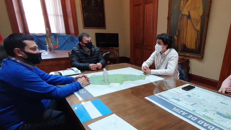 La reunión entre el jefe comunal y los representantes de la empresa Torresec Argentina del Grupo Innovatel de Telecom. PRENSA MUNICIPAL