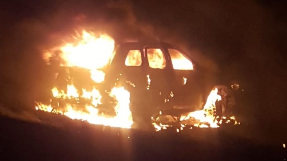 El Jeep Cherokee que Castilla guiaba, en llamas. El doble conforme de la Cámara Penal habilitó a la Fiscal a cargo de esta causa a indagar nuevamente al acusado de provocar el siniestro vial donde mur