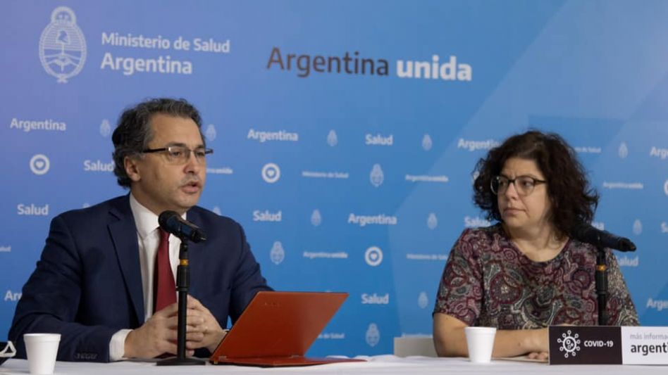 Alejandro Costa y Carla Vizzotti, los funcionarios nacionales encargados de dar el parte diario. (Archivo)