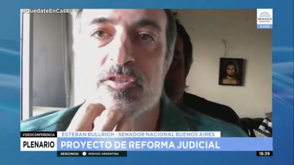 Esteban Bullrich y el fondo con su imagen que fue muy comentado. (Transmisión YouTube)
