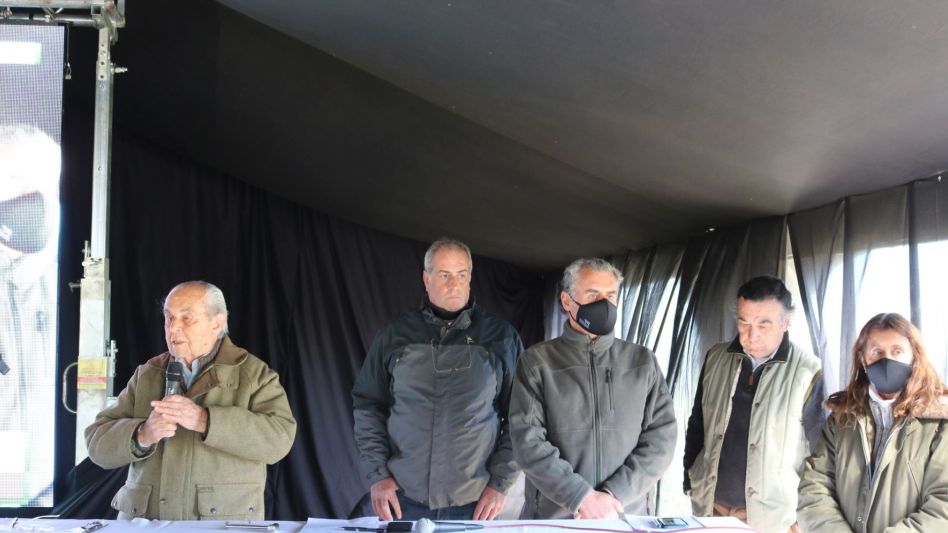 Horacio Gutiérrez, Enrique Adrogué, Francisco Gutiérrez, Julio Ruiz y Marcela Gutiérrez en el arranque de la venta de Tres Marías.