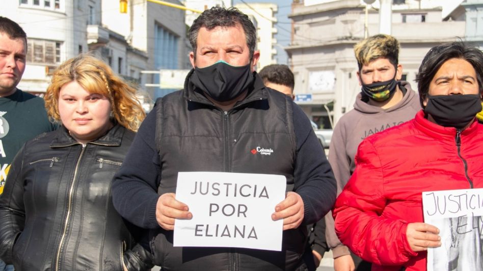Cartel en mano, Mauro Zárate pidió ayer justicia por su sobrina. ANGIE DÍAZ JACQUOT