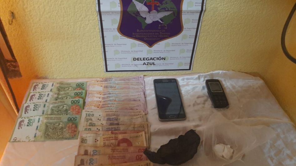 El sospechado fue interceptado por la Policía en la rotonda de las rutas 51 y 226.  FOTOS: DROGAS ILÍCITAS AZUL/PBA