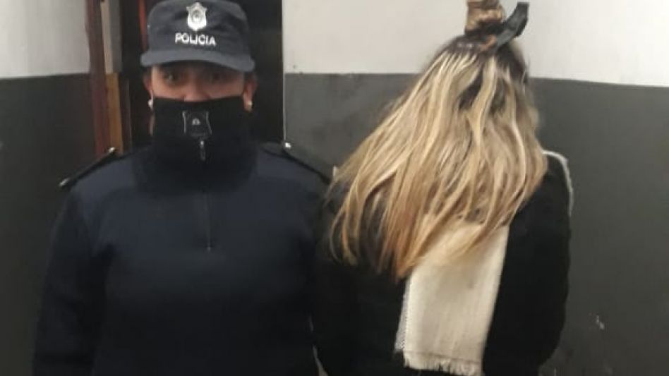 Sospechada de vender marihuana, una joven había sido arrestada. Ayer, después de que fue indagada, recuperó la libertad. FOTOS: EPDS AZUL/PBA