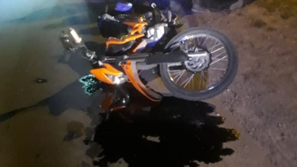 Iba en moto a trabajar y chocó contra un caballo