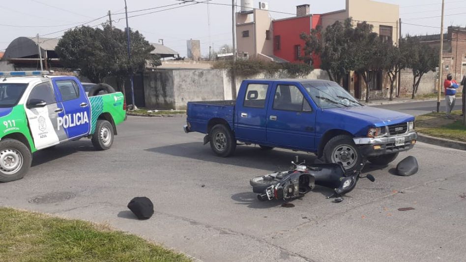 Corrientes y Alberdi, lugar donde este lunes colisionaron una camioneta y una moto. FOTO: CPA/PBA