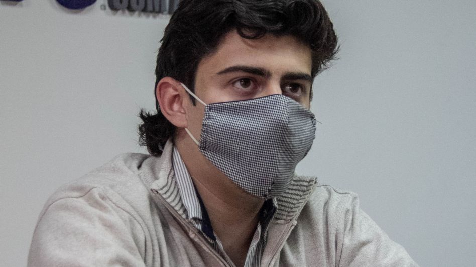  El joven Juan Acosta cuando visitó la redacción de diario EL TIEMPO para compartir detalles de su proyecto. ANGIE DÍAZ JACQUOT