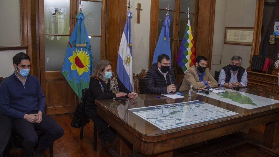 El intendente municipal Hernán Bertellys realizó los anuncios acompañado por el secretario de gobierno e integrantes del equipo de salud. NICOLAS MURCIA