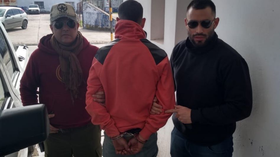 Detenido. Ramiro Ponce, la pareja de Eliana Mendilaharzu, que sigue internada por este hecho ocurrido el pasado domingo 16 de agosto. SECCIONAL PRIMERA AZUL/PBA