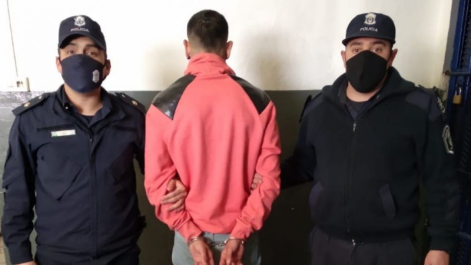 Ramiro Ponce, el imputado. La imagen corresponde a cuando ayer policías hicieron efectiva su detención. SECCIONAL PRIMERA AZUL/PBA