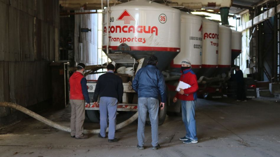 La primera tolva descargando en el ex Molino Nuevo.