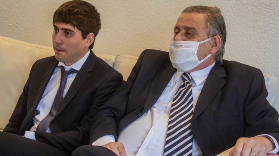 Luis Francisco, el primero de los hijos del ex funcionario judicial que se recibió de abogado. En la imagen junto con su papá.