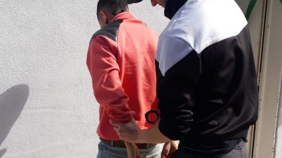 Después de que fuera detenido por este caso de violencia de género, este domingo Ramiro Ponce fue indagado y no declaró. FOTO: SECCIONAL PRIMERA AZUL/PBA