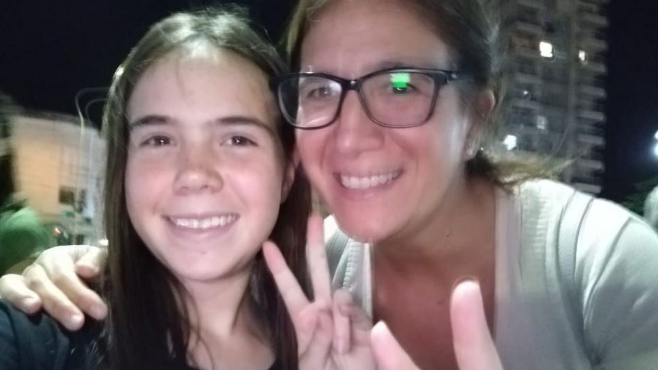 Con Valentina, mi hija, este 8 de marzo por primera vez marchamos juntas y pedimos por #vivaslibresdesendeudadasycontrabajonosqueremos. Y porque sin justicia social no hay feminismo posible.