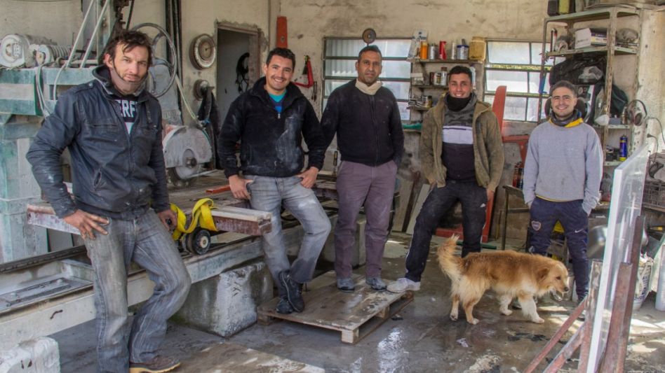 El equipo de trabajo de Mamolería Palmisano, encabezado por Mariano quien lleva más de 11 años al frente de la empresa que fundaron su padre y su abuelo. FOTOS: NICOLÁS MURCIA