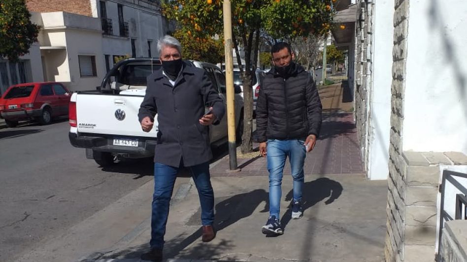 El abogado Vena y su defendido Quintana, el hombre que ayer a la tarde quedó detenido para cumplir una condena. FOTO GENTILEZA: GERMÁN VENA