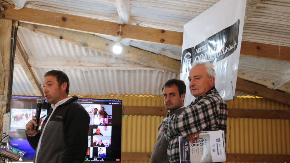 Juan Ignacio Goenaga junto Nicolás y Juan Adolfo Lafontaine trabajando en la feria local.
