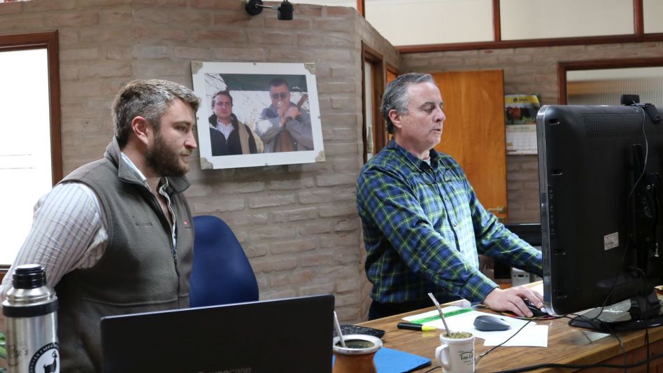 Santiago Rivolta y Juan Wallace ubicando la producción de El Paso. 