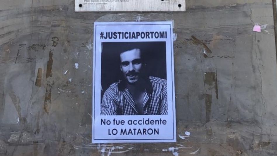 Un afiche por Tomás, pegado en Tribunales.