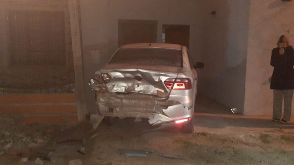 A un empleado municipal le chocaron el auto. La persona que provocó este incidente de tránsito se dio a la fuga, dejando abandonado en el lugar el Fiat Uno que manejaba. FOTOS: CPA/PBA