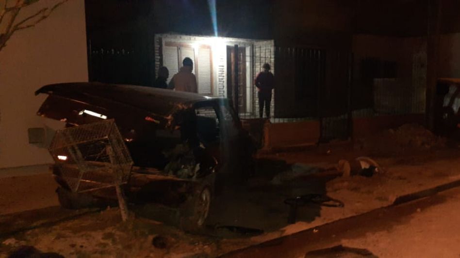 Iba en un auto, chocó a otro que estaba parado y se dio a la fuga