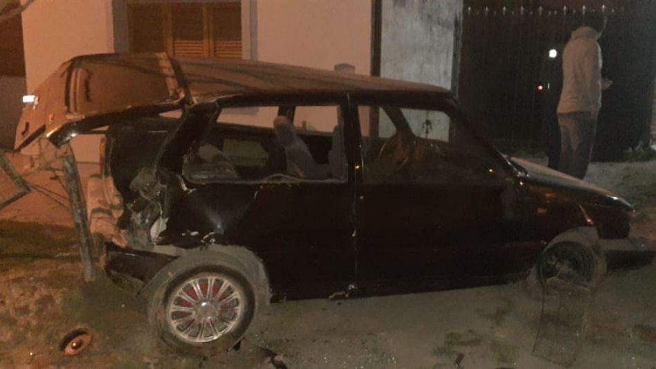 Iba en un auto, chocó a otro que estaba parado y se dio a la fuga