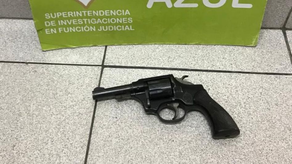 El arma de fuego que portaba el joven que está preso por el intento de robo ocurrido en mayo pasado en la estación de servicios situada en una de las esquinas de Mitre y Cáneva. ARCHIVO/EL TIEMPO