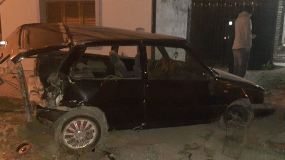 El Fiat Uno que provocara este siniestro vial durante las primeras horas de ayer. Era conducido por un joven que tiene 18 años, según contó el damnificado por lo ocurrido. CPA/PBA 